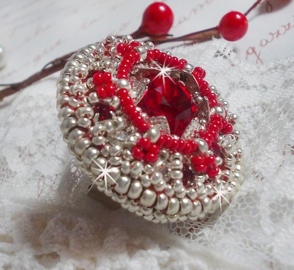 Drigon Red ring embroidered with a red Swarovski crystal cabochon, silver bezels and seed beads