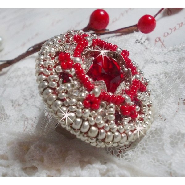 Drigon Red ring embroidered with a red Swarovski crystal cabochon, silver bezels and seed beads
