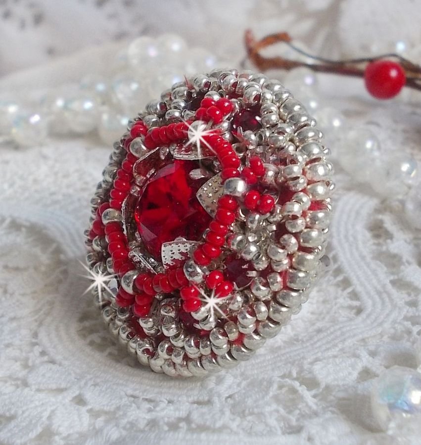 Drigon Red ring embroidered with a red Swarovski crystal cabochon, silver bezels and seed beads