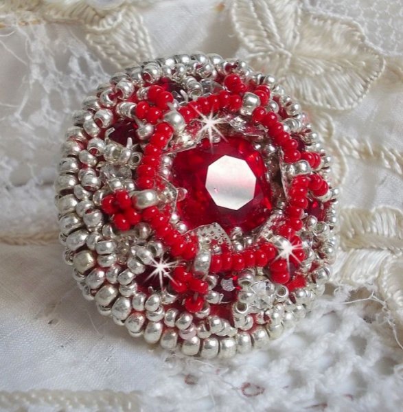 Drigon Red ring embroidered with a red Swarovski crystal cabochon, silver bezels and seed beads