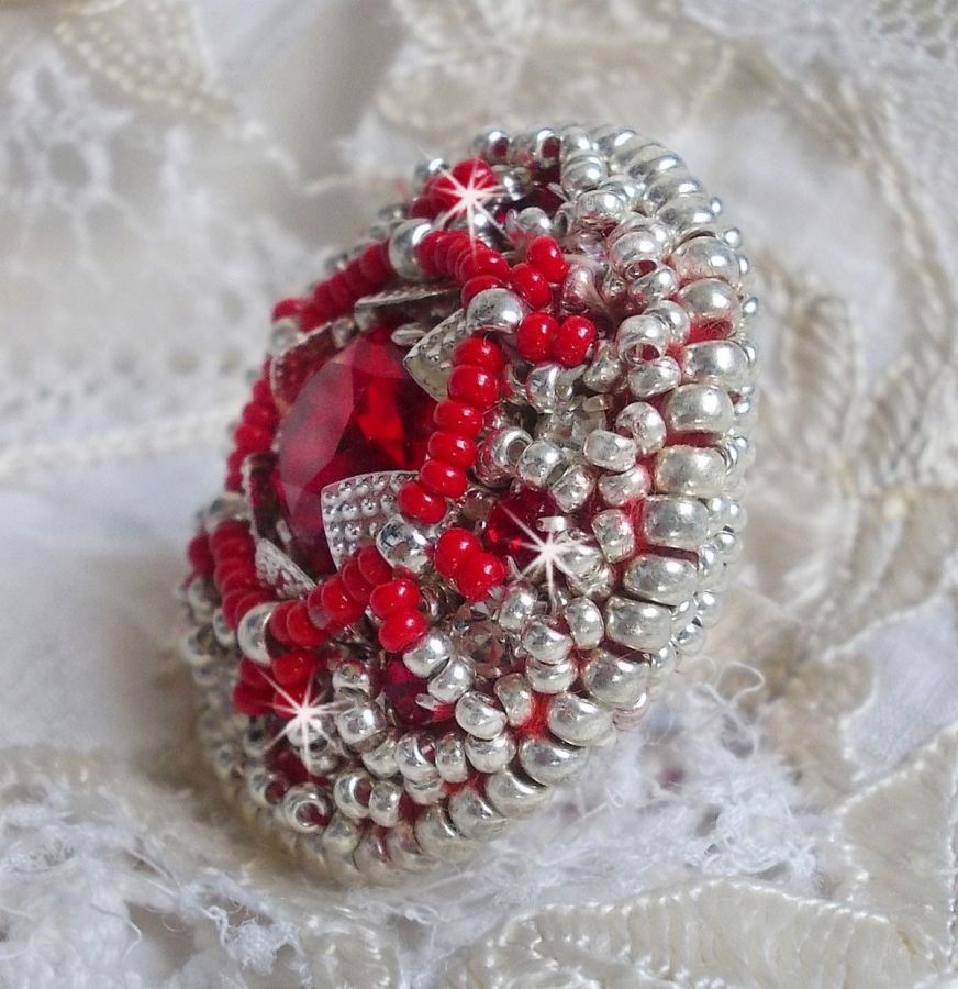 Drigon Red ring embroidered with a red Swarovski crystal cabochon, silver bezels and seed beads