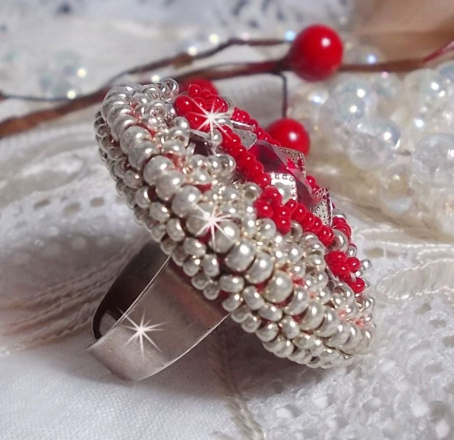 Drigon Red ring embroidered with a red Swarovski crystal cabochon, silver bezels and seed beads