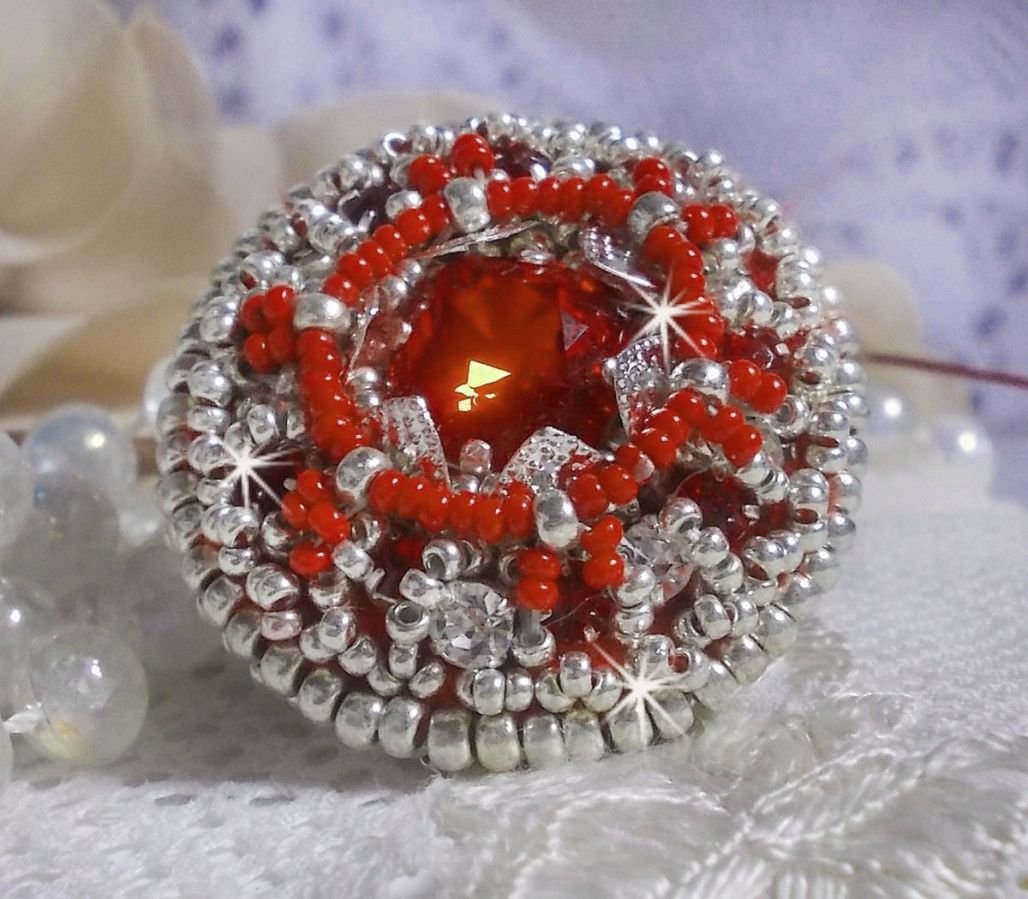 Drigon Red ring embroidered with a red Swarovski crystal cabochon, silver bezels and seed beads