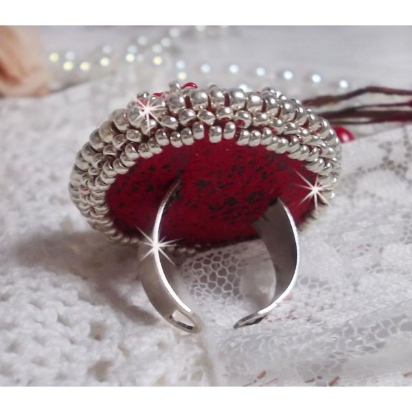 Drigon Red ring embroidered with a red Swarovski crystal cabochon, silver bezels and seed beads