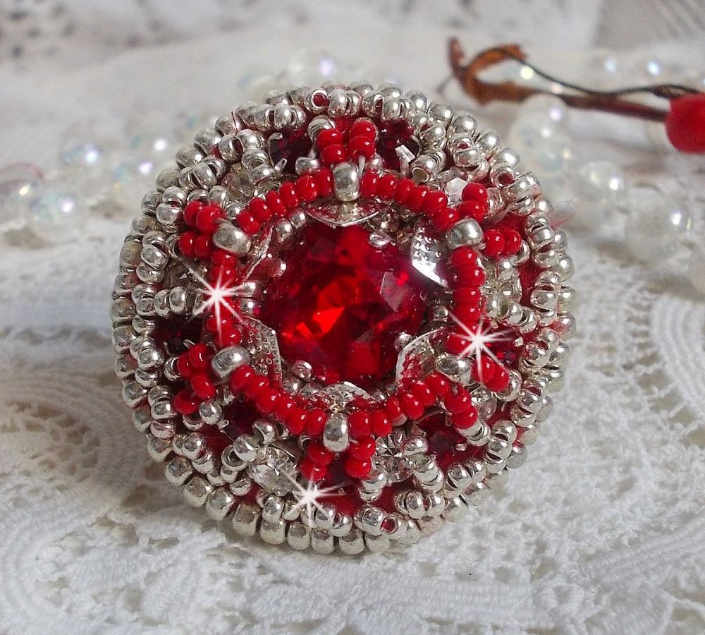 Drigon Red ring embroidered with a red Swarovski crystal cabochon, silver bezels and seed beads