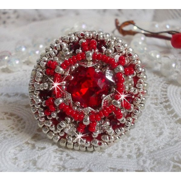 Drigon Red ring embroidered with a red Swarovski crystal cabochon, silver bezels and seed beads
