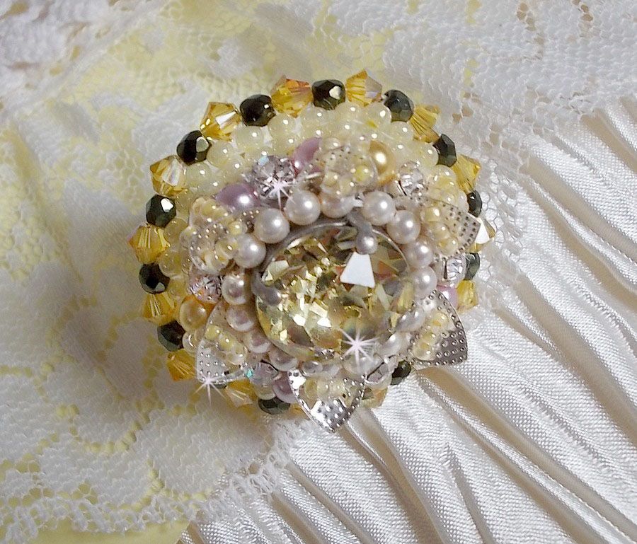 Flower ring embroidered with Swarovski crystals, round pearly beads, seed beads and a 925/1000 silver ring stand