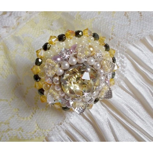 Flower ring embroidered with Swarovski crystals, round pearly beads, seed beads and a 925/1000 silver ring stand