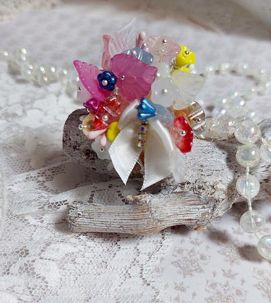 Bague Emeline mont&eacute;e avec fleurs en verre, fleurs et feuilles r&eacute;sine, perles cristal Swarovski et bague filigran&eacute;e