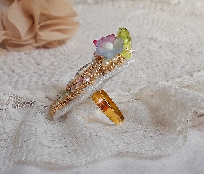 Ring Envol&eacute;e Fleurie embroidered with a resin cabochon of Lucite flowers, pearls and seed beads