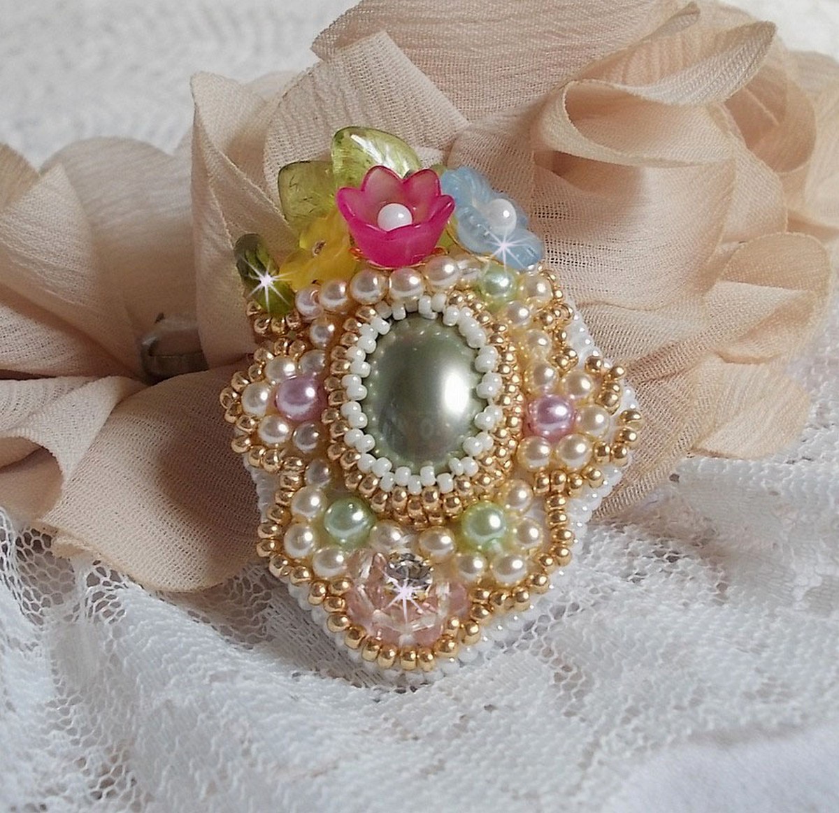 Ring Envolée Fleurie embroidered with a resin cabochon of Lucite flowers, pearls and seed beads