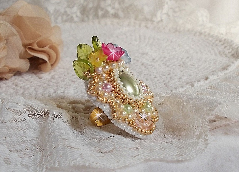 Ring Envol&eacute;e Fleurie embroidered with a resin cabochon of Lucite flowers, pearls and seed beads