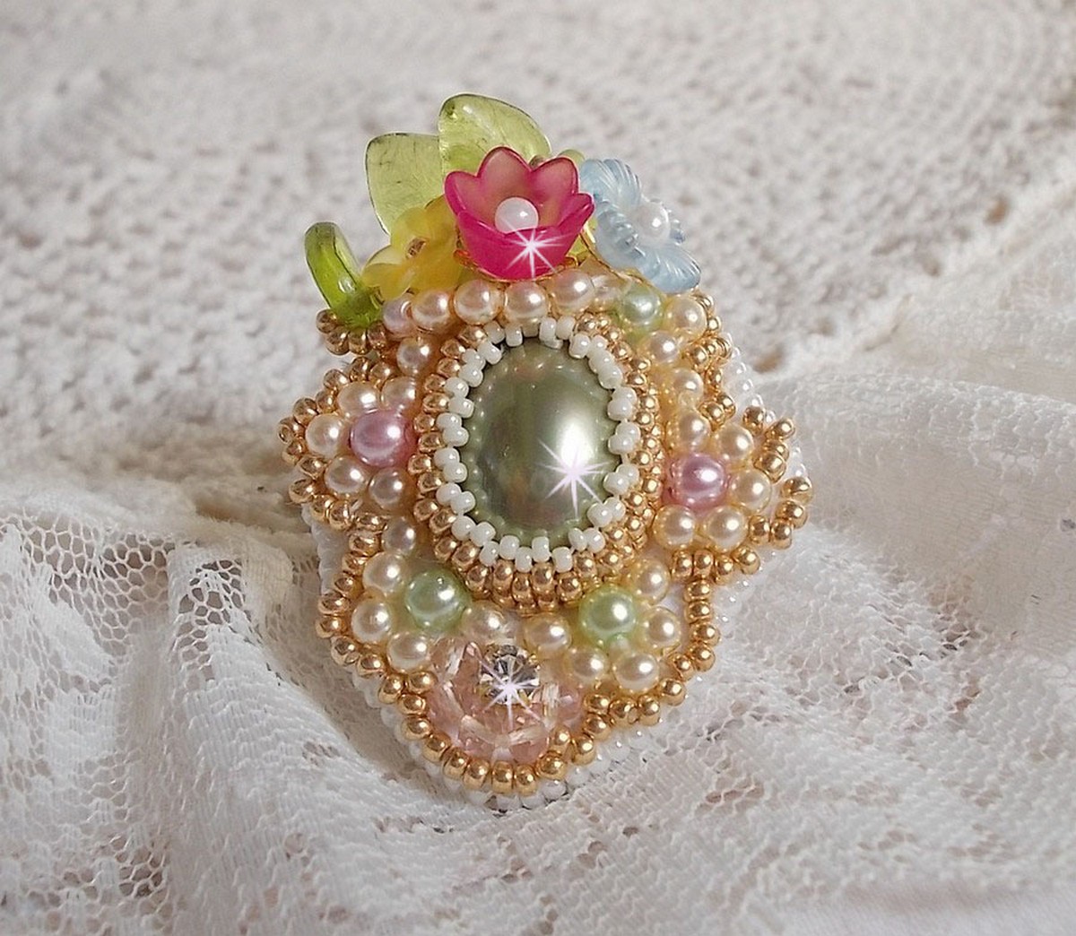 Ring Envolée Fleurie embroidered with a resin cabochon of Lucite flowers, pearls and seed beads