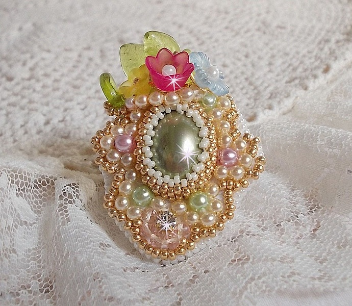 Ring Envol&eacute;e Fleurie embroidered with a resin cabochon of Lucite flowers, pearls and seed beads
