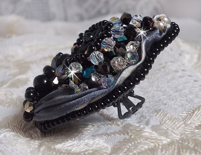 Bague F&eacute;erie Black, une tr&egrave;s grande bague avec des Cristaux et une tr&egrave;s belle soie.