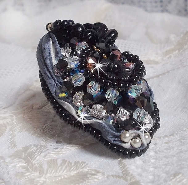 Bague F&eacute;erie Black, une tr&egrave;s grande bague avec des Cristaux et une tr&egrave;s belle soie.