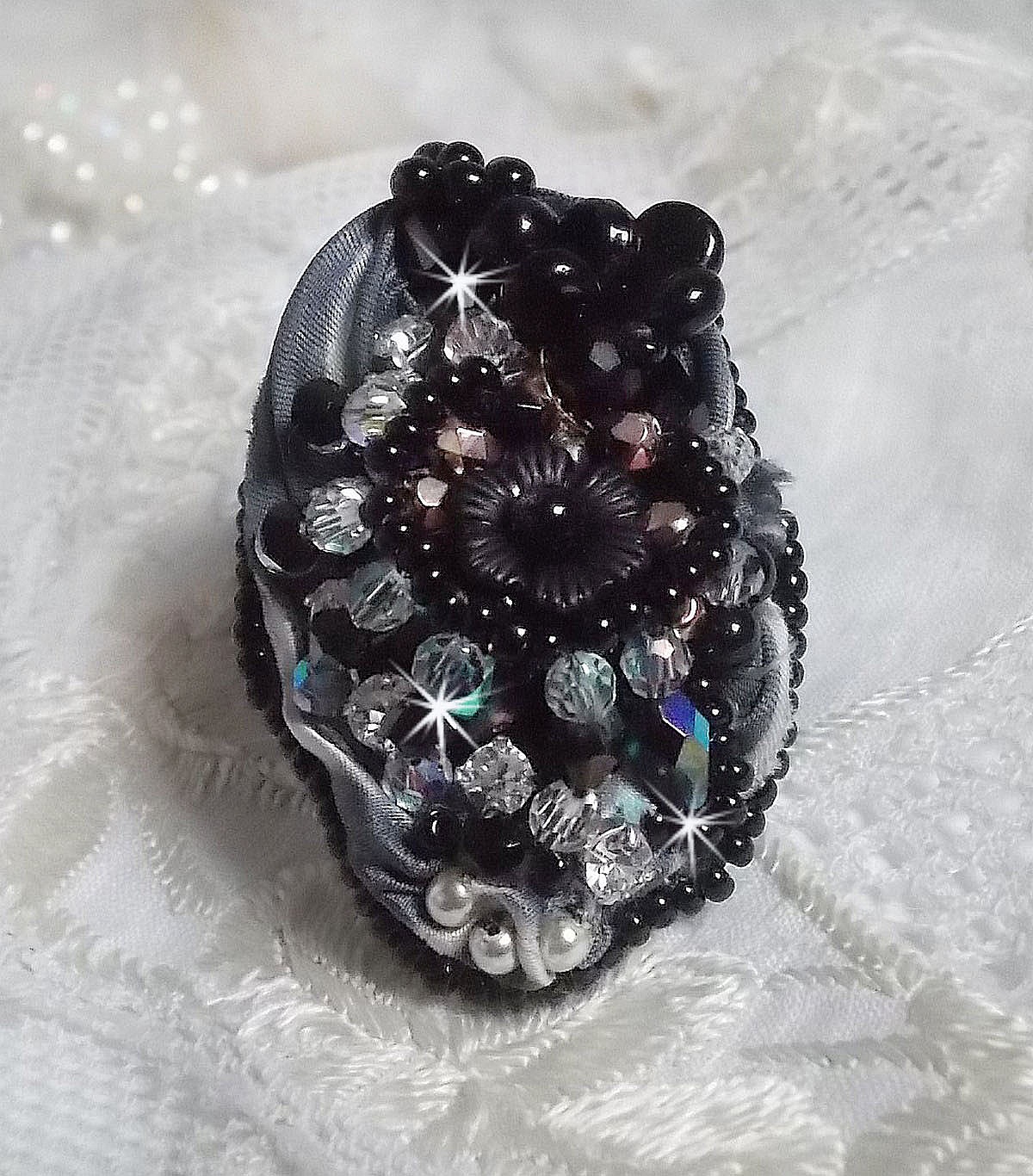 Bague F&eacute;erie Black, une tr&egrave;s grande bague avec des Cristaux et une tr&egrave;s belle soie.