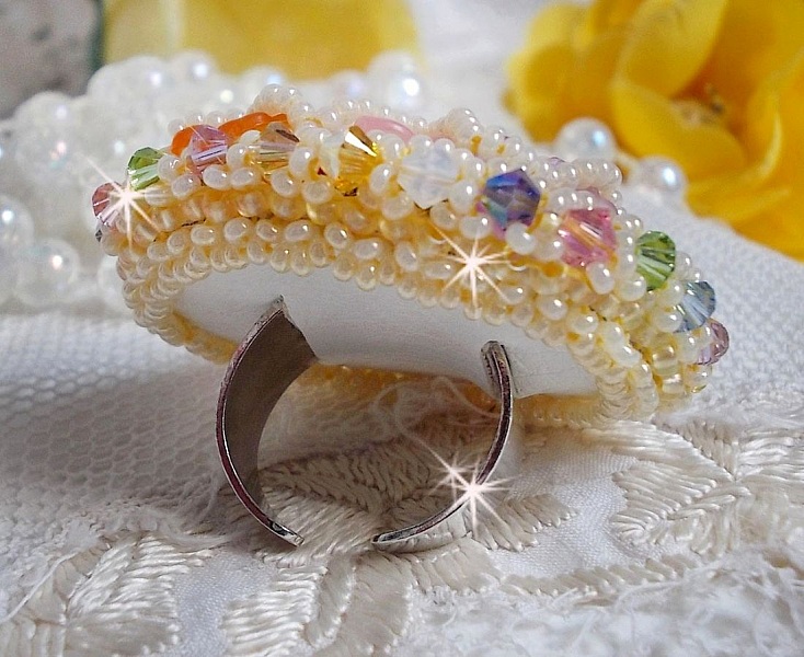 Bague Garden Flowers brod&eacute;e avec des cristaux de Swarovski, des fleurs Lucite et des rocailles