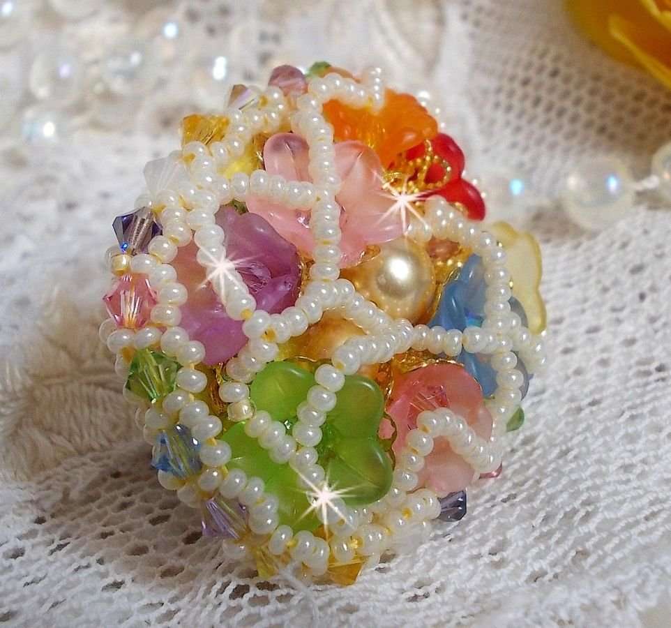 Bague Garden Flowers brodée avec des cristaux de Swarovski, des fleurs Lucite et des rocailles