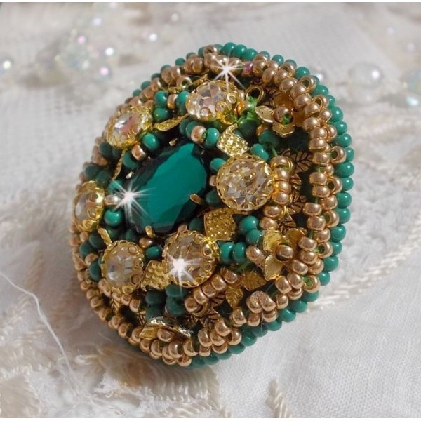 Green Iris ring embroidered with a Mirror cabochon with Swarovski crystal chatons