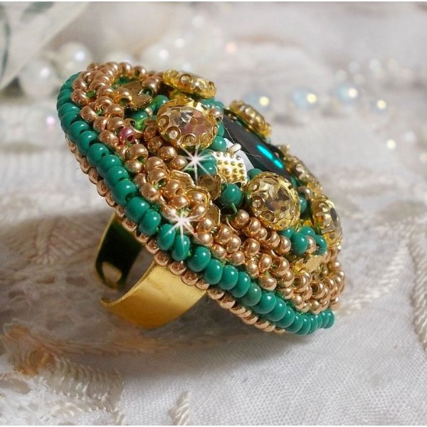 Green Iris ring embroidered with a Mirror cabochon with Swarovski crystal chatons
