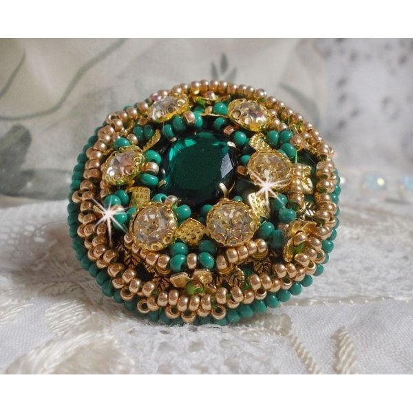Green Iris ring embroidered with a Mirror cabochon with Swarovski crystal chatons