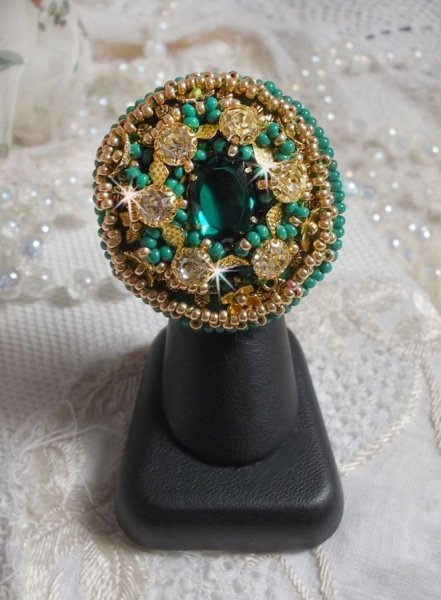 Green Iris ring embroidered with a Mirror cabochon with Swarovski crystal chatons