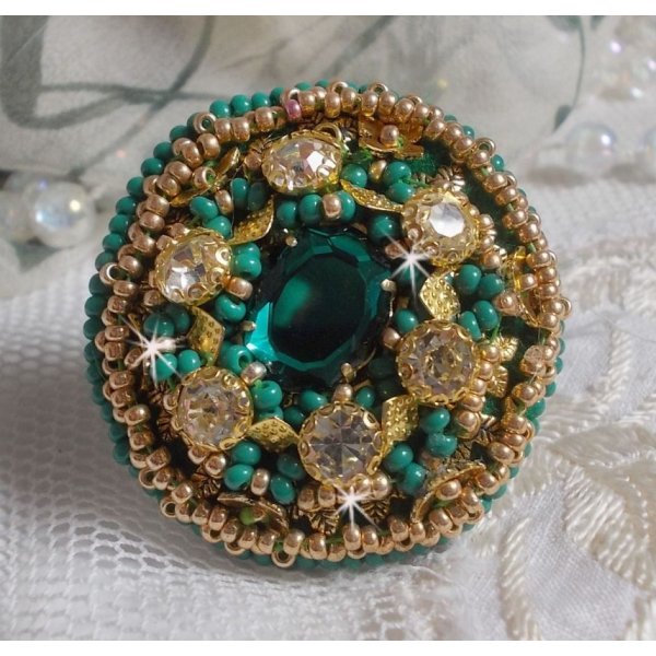 Green Iris ring embroidered with a Mirror cabochon with Swarovski crystal chatons