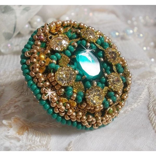 Green Iris ring embroidered with a Mirror cabochon with Swarovski crystal chatons