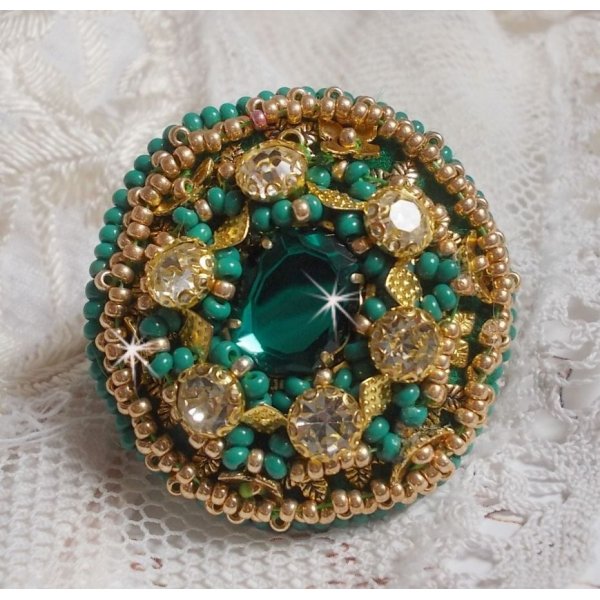 Green Iris ring embroidered with a Mirror cabochon with Swarovski crystal chatons