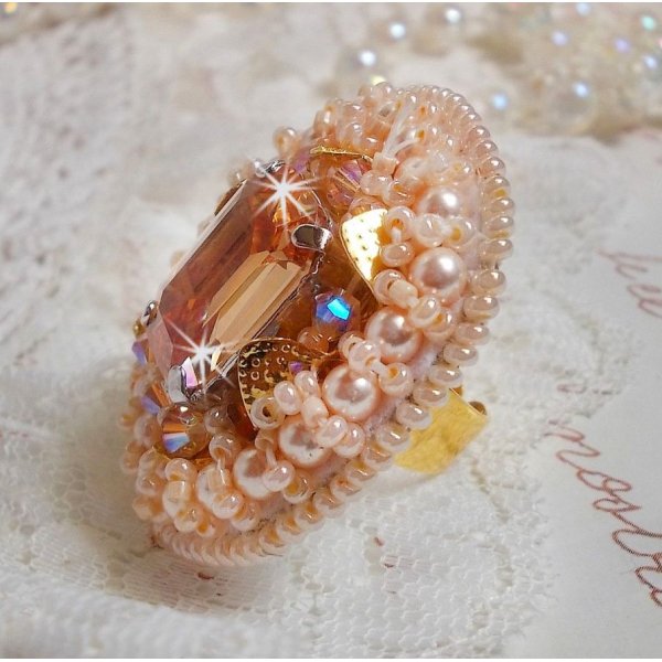 Idylle Beauty ring embroidered with Swarovski crystals, cabochon and pearls