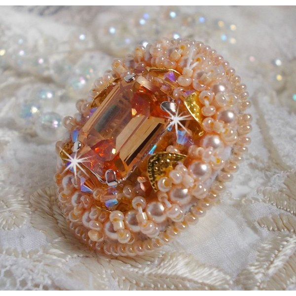 Idylle Beauty ring embroidered with Swarovski crystals, cabochon and pearls