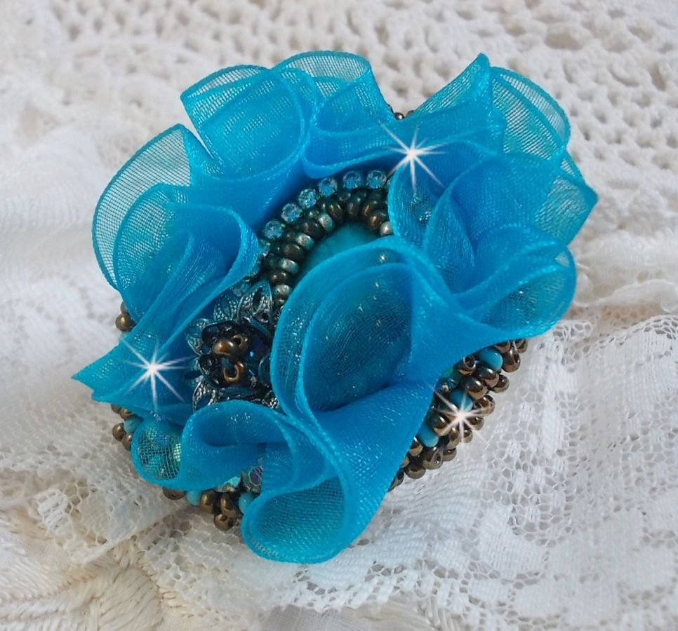 Ilycia Charming ring embroidered with a turquoise blue faceted resin cabochon and an organza ribbon