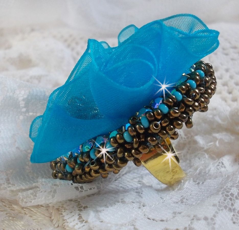 Ilycia Charming ring embroidered with a turquoise blue faceted resin cabochon and an organza ribbon