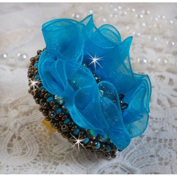 Ilycia Charming ring embroidered with a turquoise blue faceted resin cabochon and an organza ribbon