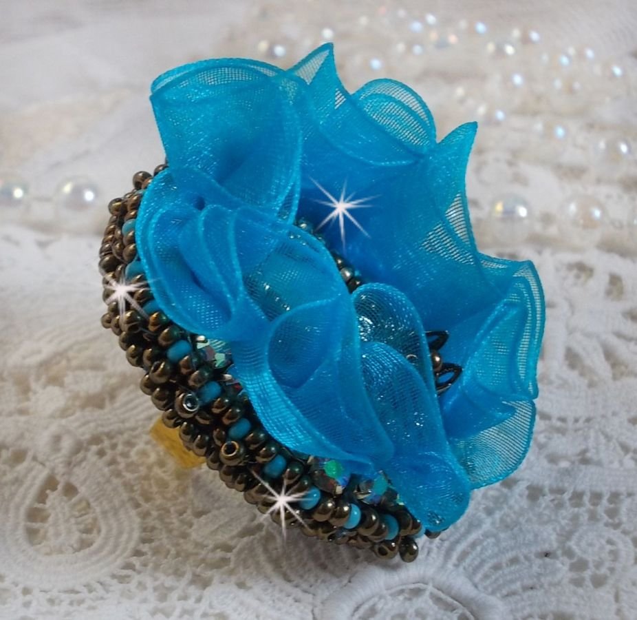 Ilycia Charming ring embroidered with a turquoise blue faceted resin cabochon and an organza ribbon