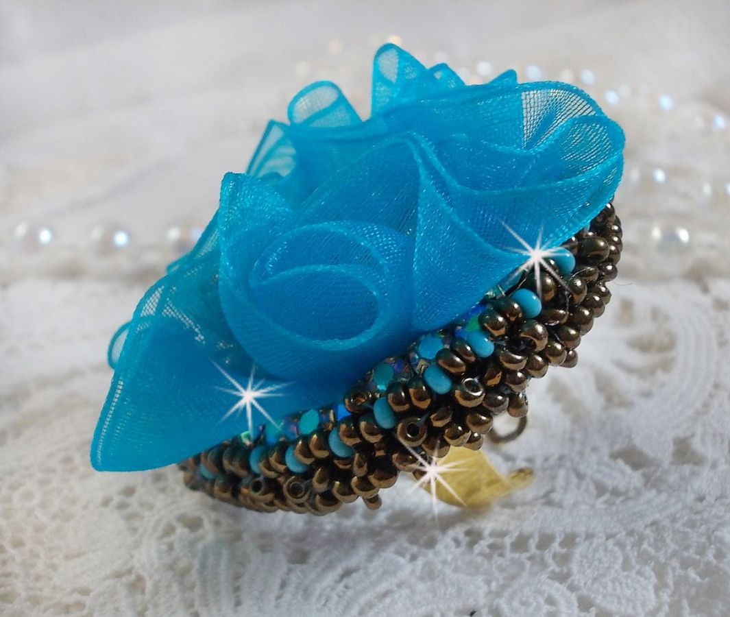 Ilycia Charming ring embroidered with a turquoise blue faceted resin cabochon and an organza ribbon