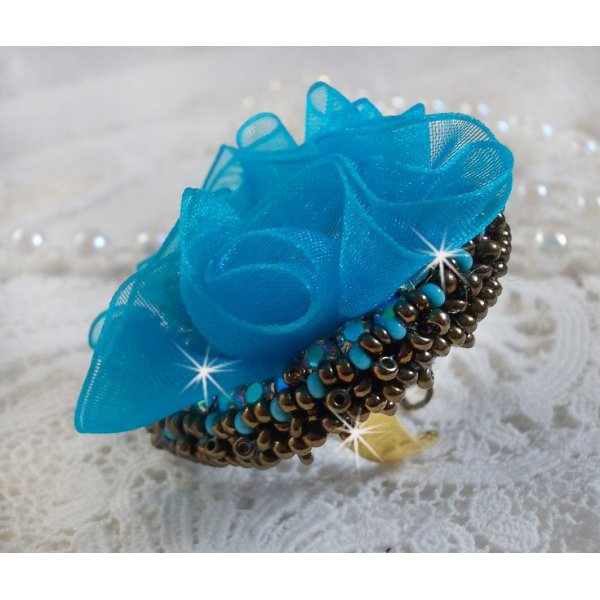 Ilycia Charming ring embroidered with a turquoise blue faceted resin cabochon and an organza ribbon