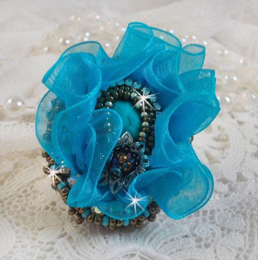 Ilycia Charming ring embroidered with a turquoise blue faceted resin cabochon and an organza ribbon