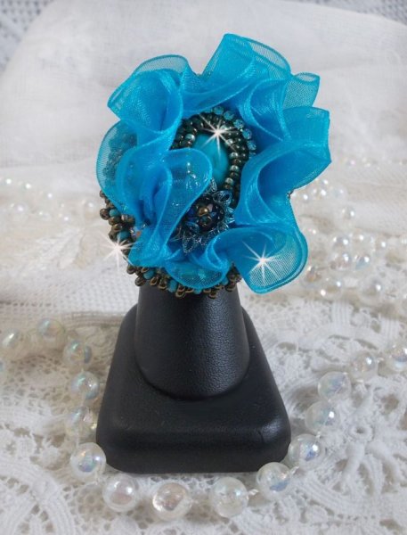 Ilycia Charming ring embroidered with a turquoise blue faceted resin cabochon and an organza ribbon