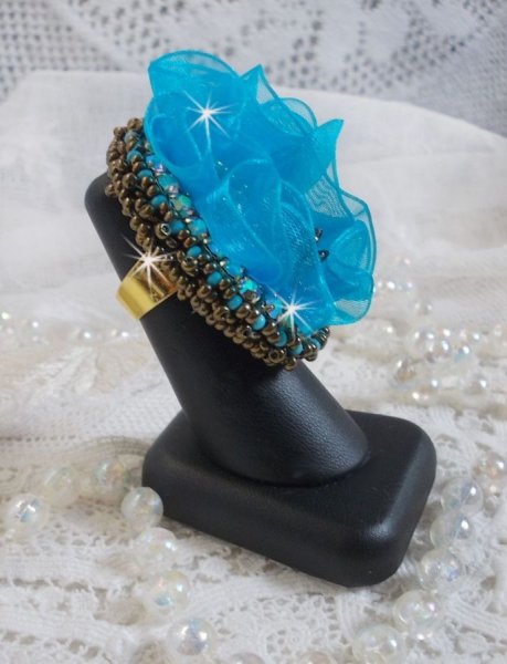 Ilycia Charming ring embroidered with a turquoise blue faceted resin cabochon and an organza ribbon