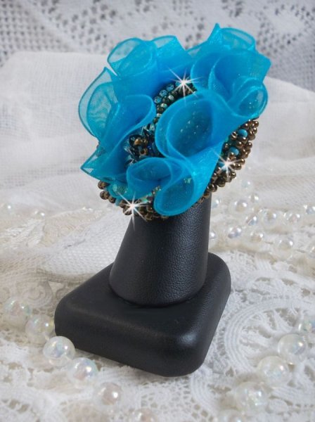 Ilycia Charming ring embroidered with a turquoise blue faceted resin cabochon and an organza ribbon