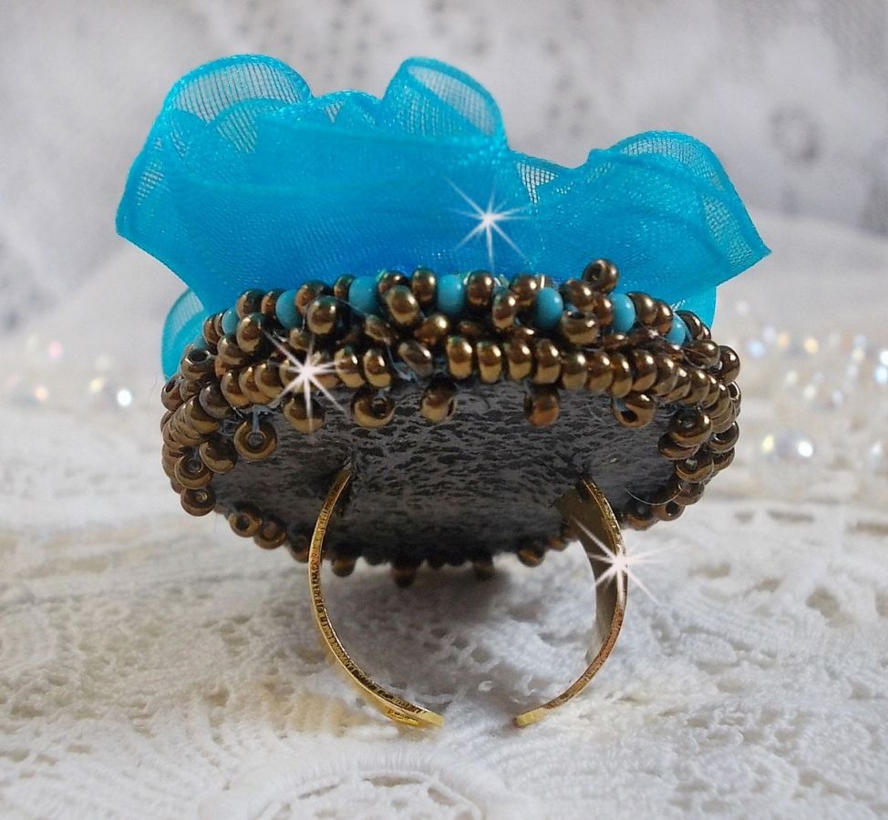 Ilycia Charming ring embroidered with a turquoise blue faceted resin cabochon and an organza ribbon