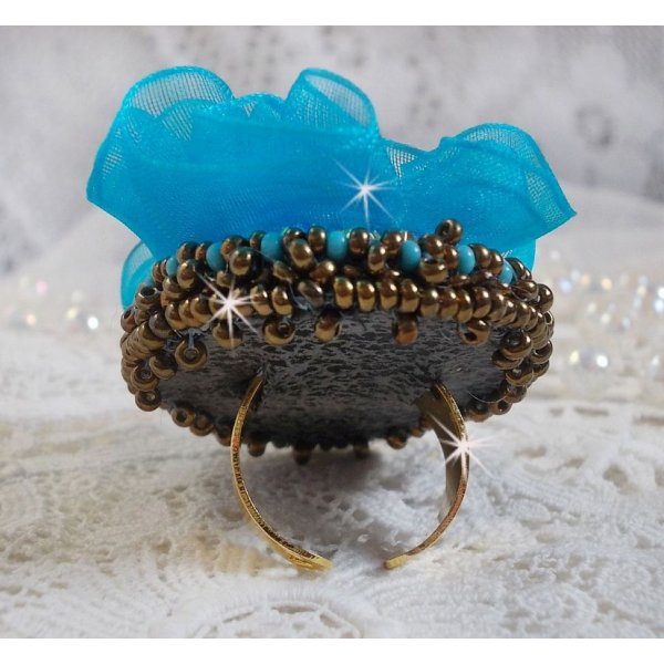 Ilycia Charming ring embroidered with a turquoise blue faceted resin cabochon and an organza ribbon
