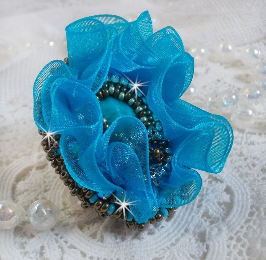 Ilycia Charming ring embroidered with a turquoise blue faceted resin cabochon and an organza ribbon