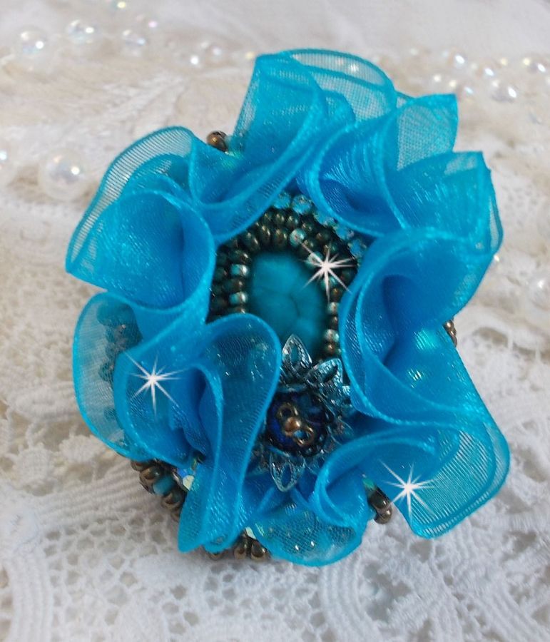 Ilycia Charming ring embroidered with a turquoise blue faceted resin cabochon and an organza ribbon