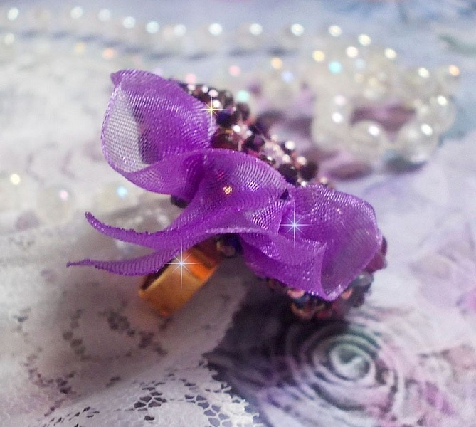 Romantic Lady Ring embroidered with on a pink linen fabric with Pink, Iris, Purple and Peach seed beads 