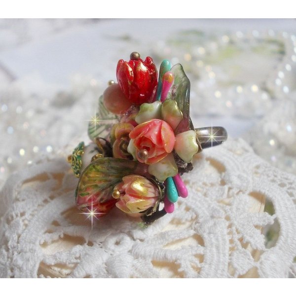 Bague Lisi&egrave;re de For&ecirc;t Fleurie, un bouquet tout en force avec ces fleurs en verre, c&eacute;ramique, &eacute;poxy, lucites et feuilles peintes &agrave; la main, cristaux, la nature est si belle !