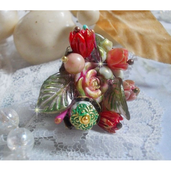 Bague Lisi&egrave;re de For&ecirc;t Fleurie, un bouquet tout en force avec ces fleurs en verre, c&eacute;ramique, &eacute;poxy, lucites et feuilles peintes &agrave; la main, cristaux, la nature est si belle !