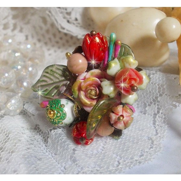 Bague Lisi&egrave;re de For&ecirc;t Fleurie, un bouquet tout en force avec ces fleurs en verre, c&eacute;ramique, &eacute;poxy, lucites et feuilles peintes &agrave; la main, cristaux, la nature est si belle !